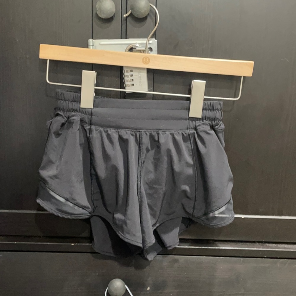 black lululemon shorts